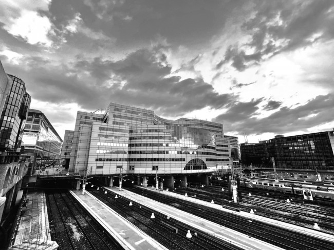 法國警方在巴黎火車站抓獲“威脅要割斷人喉嚨”的持刀者