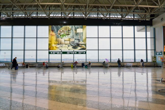 米蘭機場混亂：揮舞錘子的乘客引發火災並砸碎屏幕