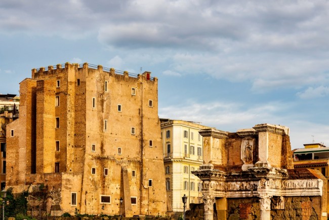 工人被困在羅馬羅馬鬥獸場附近倒塌的中世紀塔樓下後死亡