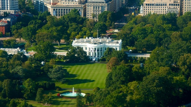 感恩節前夕，一名孤獨槍手在白宮附近伏擊國民警衛隊部隊
