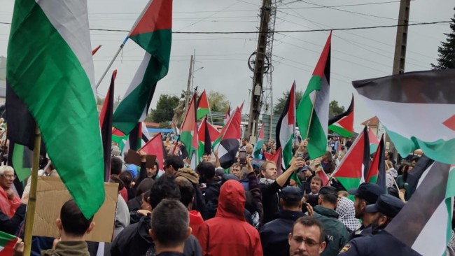 環法自行車賽總監堅稱比賽將繼續進行，並指責抗議者：“你不能阻止騎自行車的人，這是非法的”