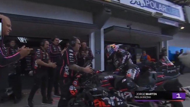 豪爾赫·馬丁在瓦倫西亞大獎賽退賽,獲得四月球熱烈掌聲的那一刻