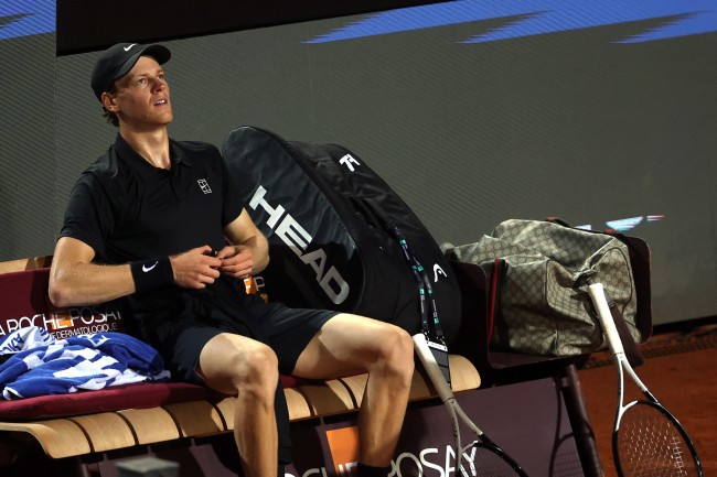 詹尼克·辛納 （Jannik Sinner） 一瘸一拐地從上海公開賽退役