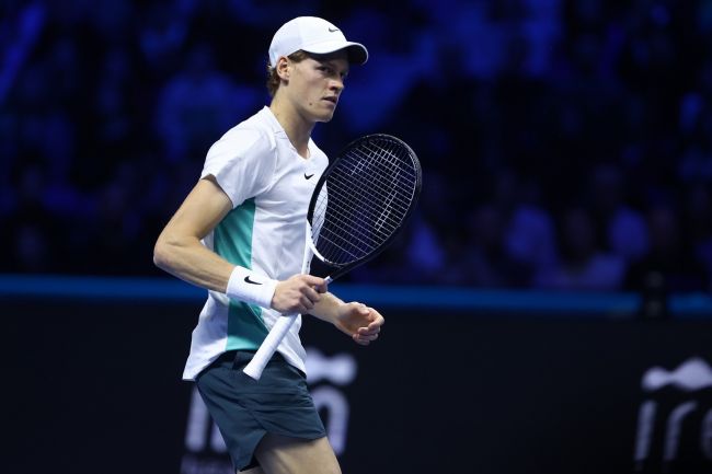 詹尼克·辛納 （Jannik Sinner） 在 ATP 總決賽首場比賽中擊敗受傷的奧格-阿利亞西姆 （Auger-Aliassime）