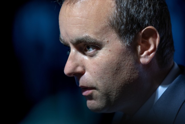 勒科爾努開始緊急談判以緩解法國的政治僵局