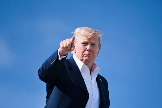 川普威脅說，如果襲擊持續下去，「將進去殺死哈馬斯」