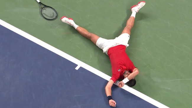 諾瓦克·德約科維奇在另一場令人痛苦的比賽中倖存下來，並超越了費德勒的一項紀錄