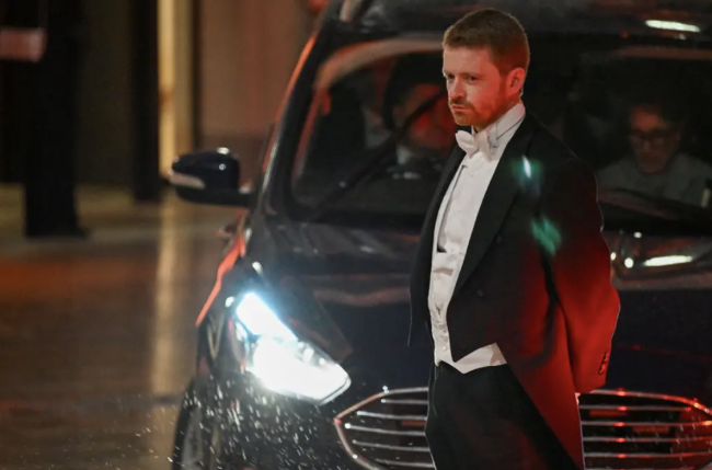 史塔默的幕僚長因曼德爾森任命醜聞與傑佛瑞·愛潑斯坦有關聯而辭職