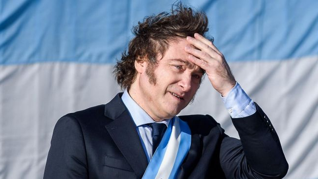 哈威爾·米萊 （Javier Milei） 在加密貨幣醜聞中為自己辯護，將其與賭場賭博相提並論