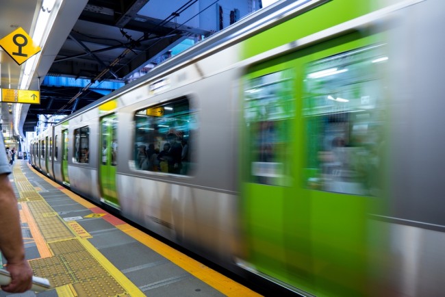 停電使東京通勤鐵路停擺