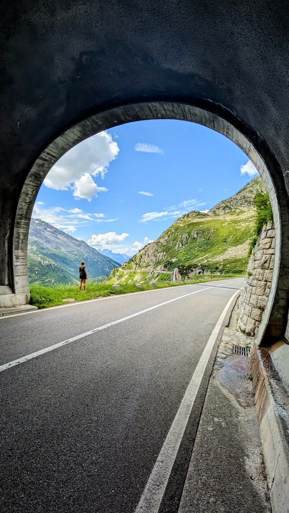 工人們終於突破了連接義大利和奧地利的阿爾卑斯山下的隧道