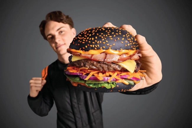 澳大利亞漢堡連鎖店被迫在奧斯卡·皮亞斯特里 （Oscar Piastri） 登上領獎台後更新提供免費漢堡的促銷活動