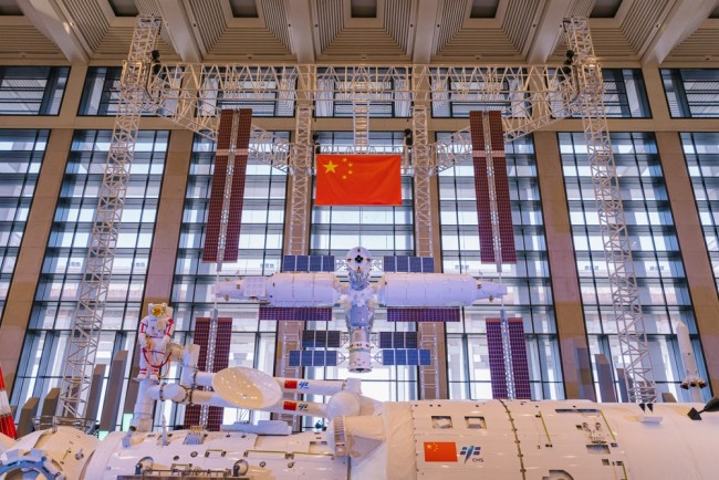 馬斯克在被太空碎片擊中後被要求援助中國神舟二十號機組人員