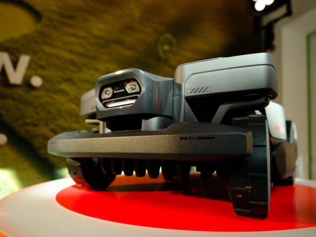 我們去德國參觀了新的石頭掃地機器人割草機系列