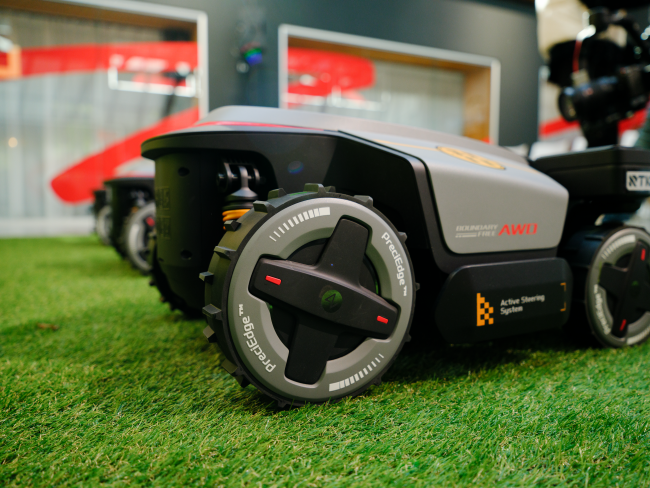 我們去德國參觀了新的石頭掃地機器人割草機系列