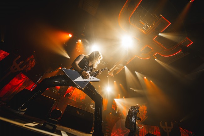 猶大·普里斯特 （Judas Priest） 用慈善版的《戰豬》向奧茲·奧斯本 （Ozzy Osbourne） 致敬