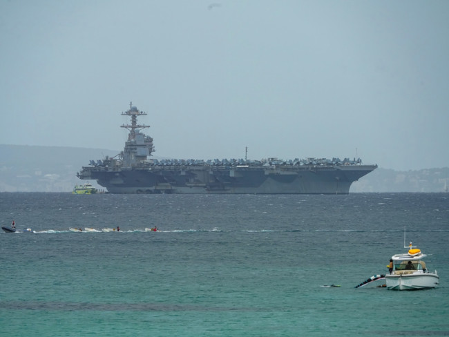 川普派遣戰鬥機「踢開伊朗大門」