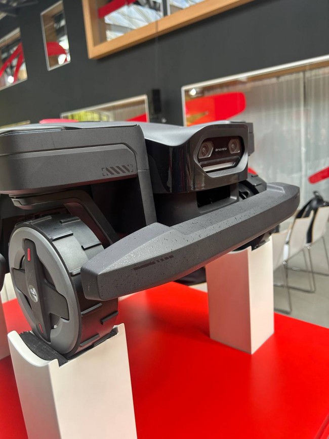 我們去德國參觀了新的石頭掃地機器人割草機系列