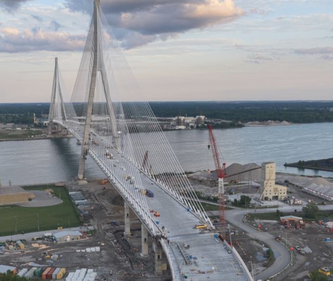 川普威脅要阻止美加橋樑的開放，「直到美國獲得完全賠償」