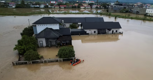 印尼洪水與土石流造成的死亡人數超過700人