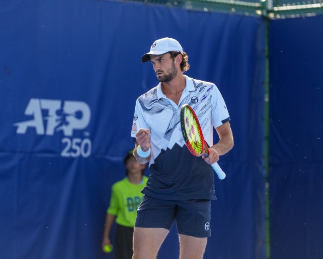 上海灰姑娘瓦倫丁·瓦切羅 (Valentin Vacherot) 擊敗了魯恩,並將與德約科維奇首次打半決賽