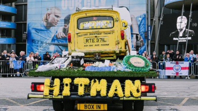 成千上萬的人聚集在曼徹斯特街頭,向瑞奇·哈頓做最後的告別