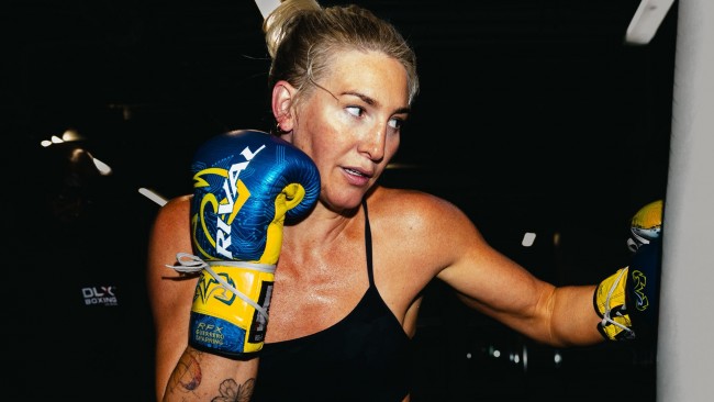 美國人米凱拉·梅耶爾在擊敗瑪麗·斯賓塞後成為新的統一超次中量級世界冠軍