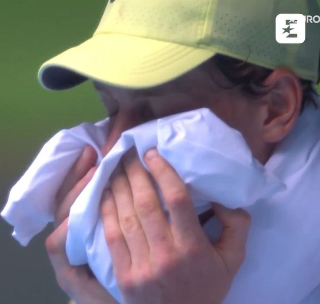 澳大利亞網球公開賽最令人不安的圖片之一:辛納在比賽中途不受控制地顫抖