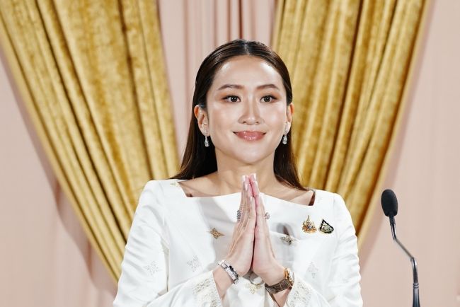 泰國總理因洩露電話醜聞而下台