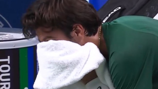 亞歷杭德羅·塔比洛 （Alejandro Tabilo） 在成都公開賽上擊敗洛倫佐·穆塞蒂 （Lorenzo Musetti），意大利人在錯失兩個冠軍積分後淚流滿面