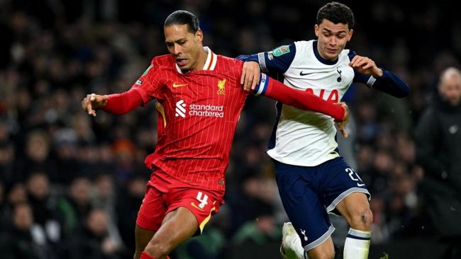 利物浦和阿森納在英超聯賽中領先，但都在卡拉寶杯半決賽的第一回合中失利