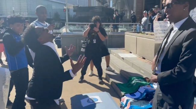 達拉斯小牛隊的球迷將棺材帶到體育場，抗議盧卡·東契奇的交易