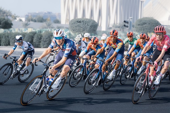 自行車騎士抱怨阿布達比透過建造人工山來偏袒塔德吉·波加查爾