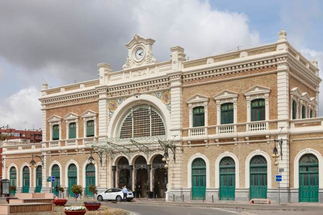 西班牙東南部通勤列車撞擊起重機，報告有輕微傷亡